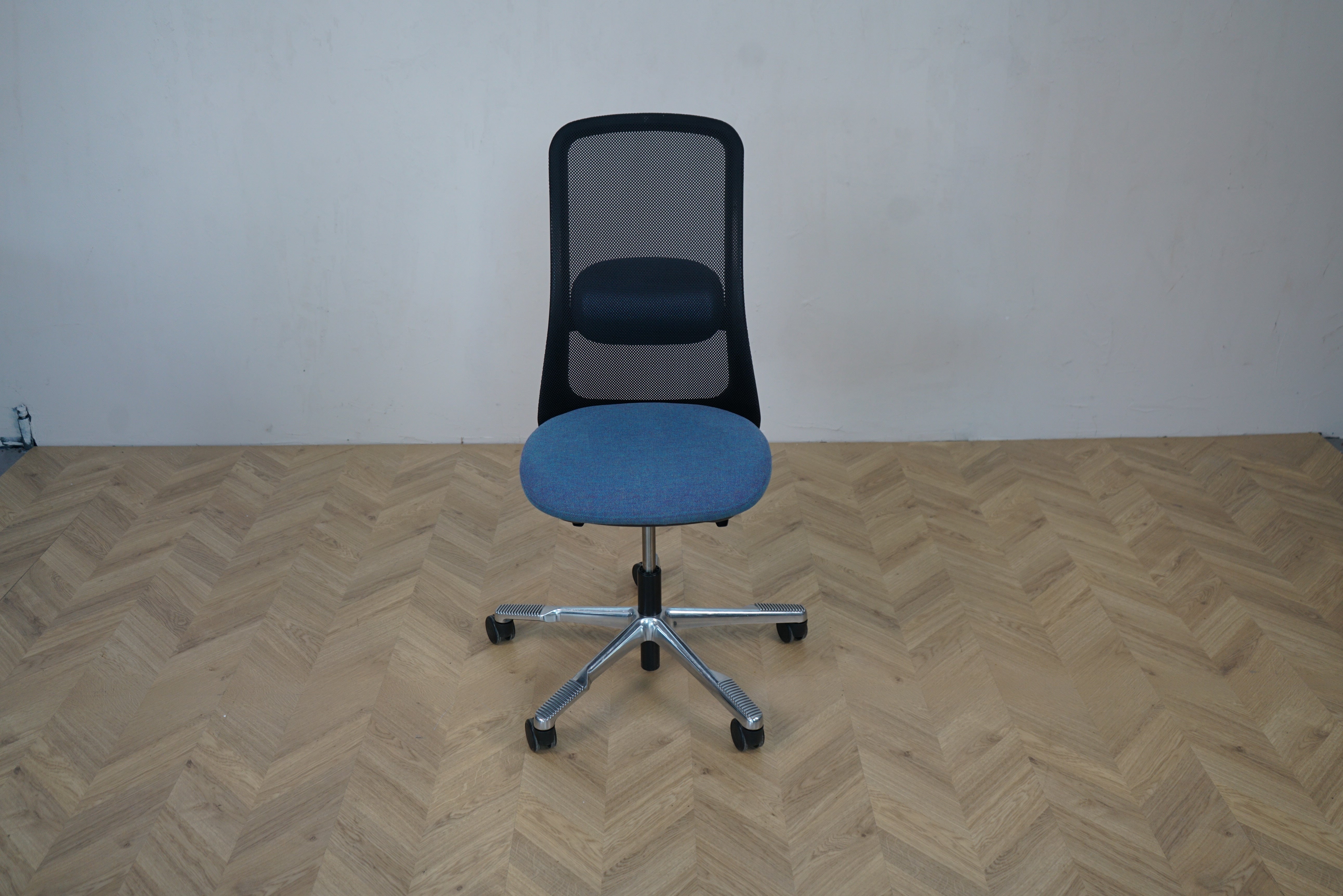 HÅG SoFi 7500 kontorstol med blåt sæde og sort mesh ryg set forfra – ergonomisk kontorstol til kontor og hjemmearbejdsplads.